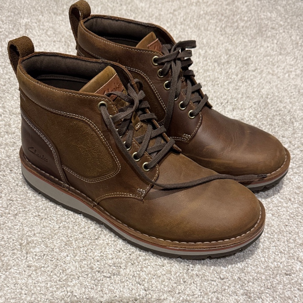 Clarks Men's Tan Leather Chukka Boots